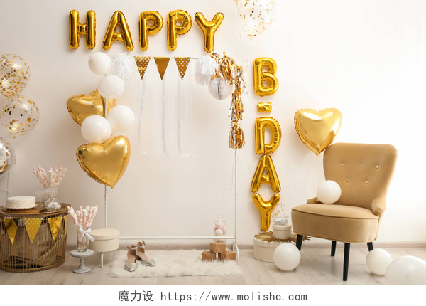 室内装满了各种各样的庆祝生日装饰品在装饰过的房间里用金色气球写的生日快乐信